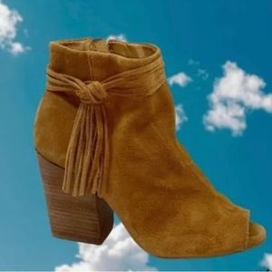 Never worn Steve Madden Baine size 6 cognac suede boots